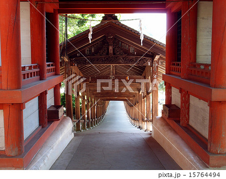 吉備津神社の南随神門と回廊(岡山) 吉備津神社の南随神門と回廊(岡山) 15764494