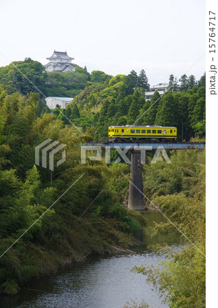 いすみ鉄道と大多喜城（千葉県大多喜町） 15764717