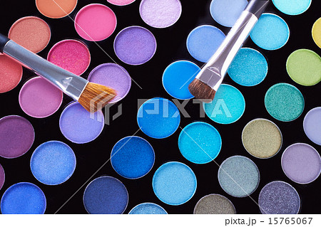 アイシャドーのパレットとメイクブラシ アイシャドーのパレットとメイクブラシ 15765067