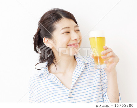 ビールを持つ女性 ビールを持つ女性 15765580