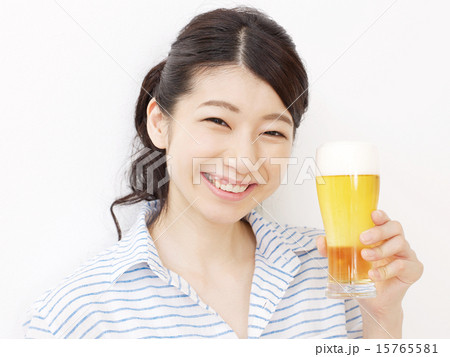 ビールを持つ女性 15765581