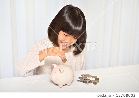 貯金する女の子 貯金する女の子 15768603