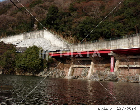 荒川の川面から見上げたSL「パレオエクスプレス」(埼玉県秩父郡長瀞町) 荒川の川面から見上げたSL「パレオエクスプレス」(埼玉県秩父郡長瀞町) 15770034