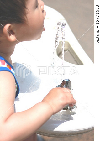 水を飲む 15771603
