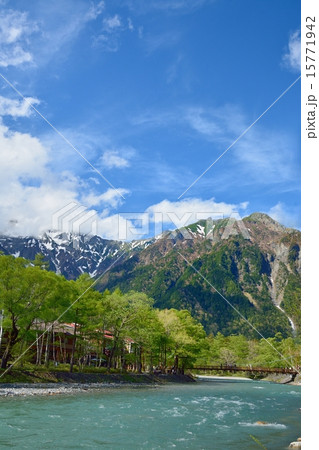 上高地穂高連峰と梓川に架かる河童橋 15771942