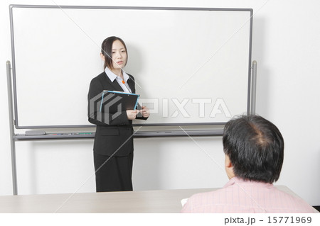 説明会の若い女性 説明会の若い女性 15771969
