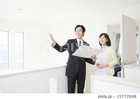 屋内でビジネスマンに説明をうけるミドル女性 15772698