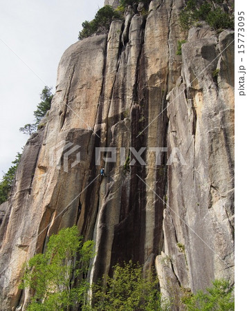 瑞牆山 十一面岩 末端壁 を登るクライマー 15773095