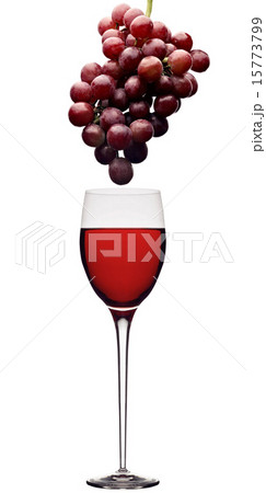 red wine and grapes 15773799