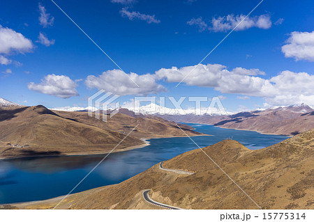 チベット ヤムドク湖(Yamdrok Lake) 15775314