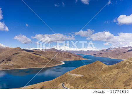 チベット ヤムドク湖(Yamdrok Lake) チベット ヤムドク湖(Yamdrok Lake) 15775316