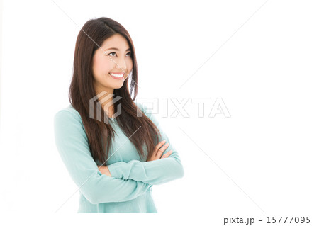 私服を着た女性　白バックイメージ 15777095