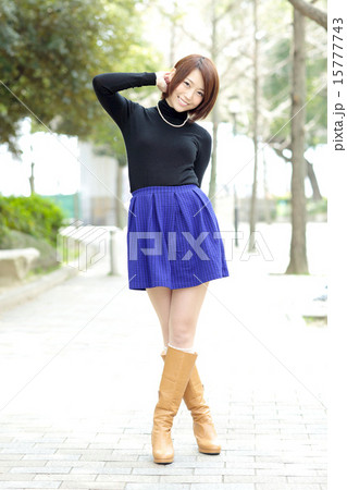 若い女性　ファッション 15777743