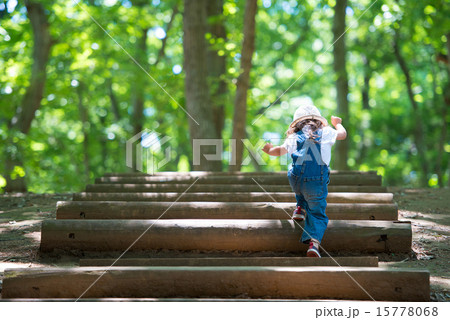 森の中の階段を登る女の子 15778068