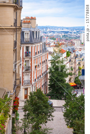 Pedestrian street to Sacre-Coeur, Paris, France 15778808