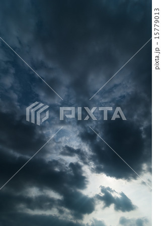 暗い空と雲の広がり 暗い空と雲の広がり 15779013