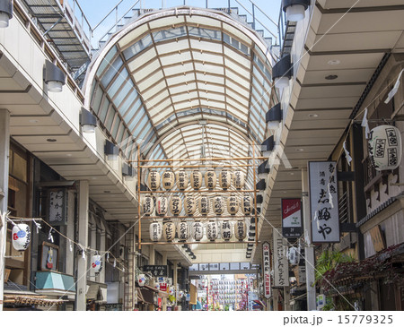 三社祭の装飾が施された新仲見世通り商店街(東京都台東区) 三社祭の装飾が施された新仲見世通り商店街(東京都台東区) 15779325
