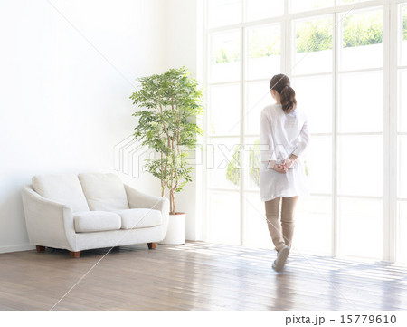 インテリア・歩く女性 インテリア・歩く女性 15779610