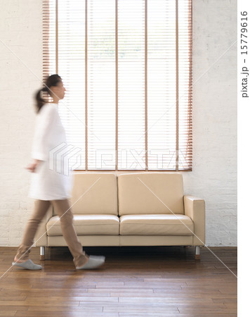 ソファ・歩く女性 ソファ・歩く女性 15779616