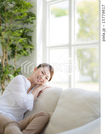 ソファでくつろぐ女性 15779617