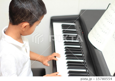ピアノを弾く幼児(5歳児) 15780554