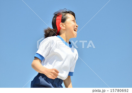 青空で走る女の子（体操服） 15780692