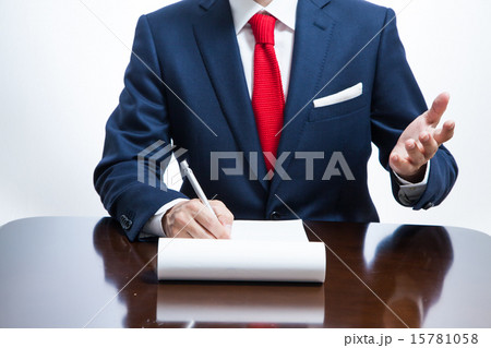 メモをとるビジネスマン 15781058