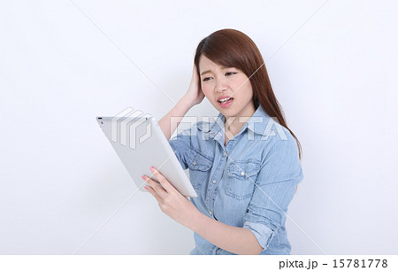 アイパッドと若い女性 15781778