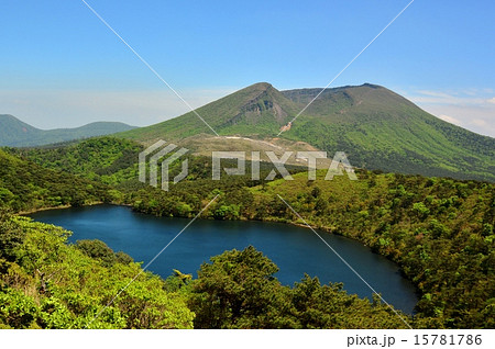 霧島連山白鳥山から望む「韓国岳（からくに岳）と硫黄山と白紫池（びゃくし池）」 15781786