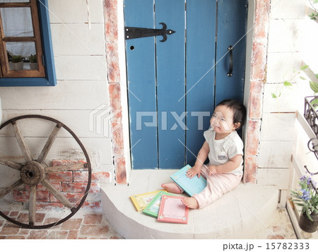 本で遊ぶ赤ちゃん 15782333