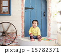 扉の前で座る赤ちゃん 15782371