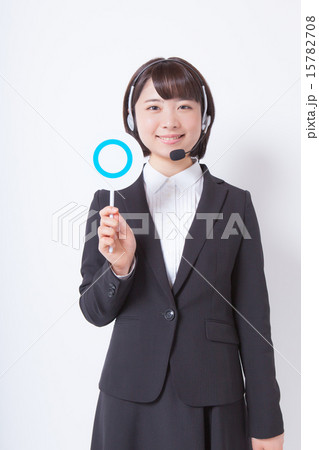 〇プレートを示すコールセンターの女性 15782708