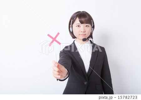 ☓のパネルを表示するコールセンターの女性 ☓のパネルを表示するコールセンターの女性 15782723