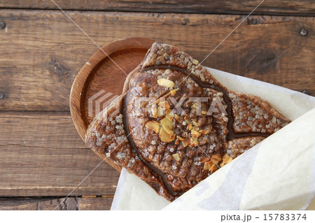 紙で包んだチョコレートのクロワッサンたい焼き 15783374