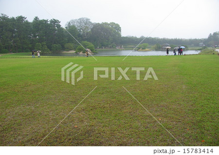 春雨の中の岡山後楽園 15783414