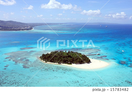 南の島サイパン島沖の美しいラグーンに浮かぶマニャガハ島と背景に見えるサイパン島 南の島サイパン島沖の美しいラグーンに浮かぶマニャガハ島と背景に見えるサイパン島 15783482