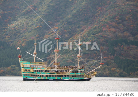 秋の箱根　芦ノ湖の観光船 15784430