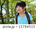 小学生と新緑 15784515
