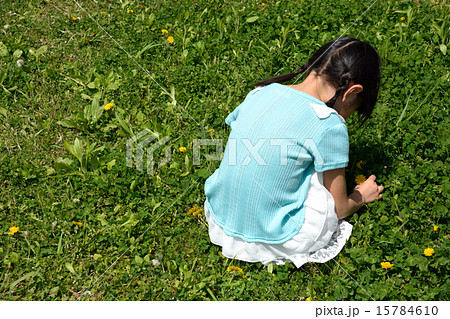 しゃがむ小学生の写真素材