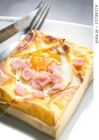 Cooked egg on toast 15786574