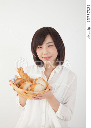 パンを持つ女性 パンを持つ女性 15787321