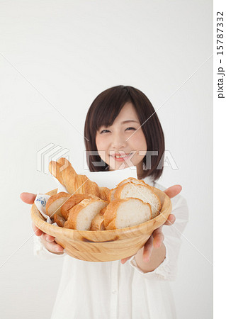 パンを持つ女性 15787332