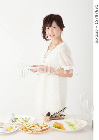 立食パーティの女性 立食パーティの女性 15787691
