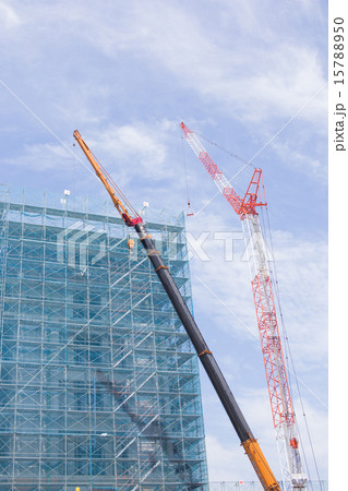 建設現場のクレーン車 15788950