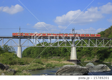 荒川を渡る東武東上線8000系（ワンマン区間・復刻塗装） 15789201