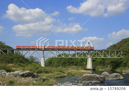 荒川を渡る東武東上線8000系（ワンマン区間・復刻塗装） 15789206