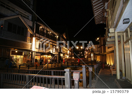 銀山温泉の温泉街の夜景 15790379