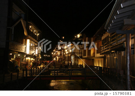 銀山温泉の温泉街の夜景 15790381