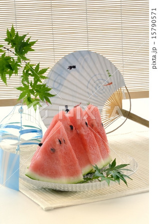 夏イメージ　スイカ　風鈴　団扇　青モミジ 15790571