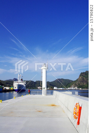 父島（二見港）の二見港防波堤灯台（青灯台）とフェリー 15790822